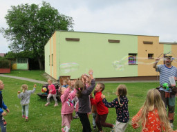 Vystoupení kejklíře, klauna a kouzelníka Cirkus jede 